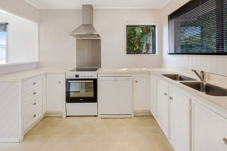 Photo of property in 1/42 Lexington Drive, Botany Downs, Auckland, 2010