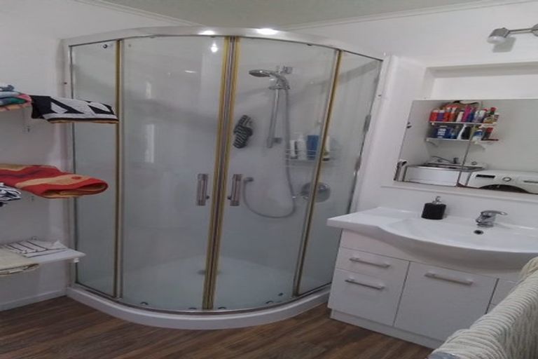 Photo of property in 2/129 Edmonton Road, Te Atatu South, Auckland, 0610