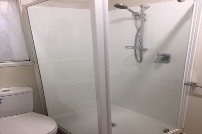 Photo of property in 2/11 Aorangi Place, Birkenhead, Auckland, 0626