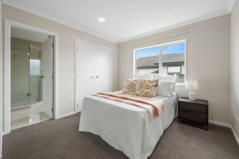 Photo of property in 5 Iwinuku Crescent, Wattle Downs, Auckland, 2103