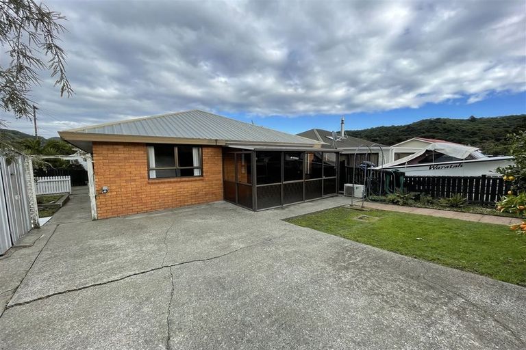 Photo of property in 155 Waikawa Road, Picton, 7220