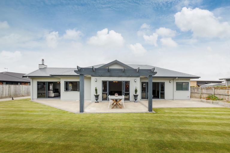 Photo of property in 37 Chestnut Close, Kelvin Grove, Palmerston North, 4414