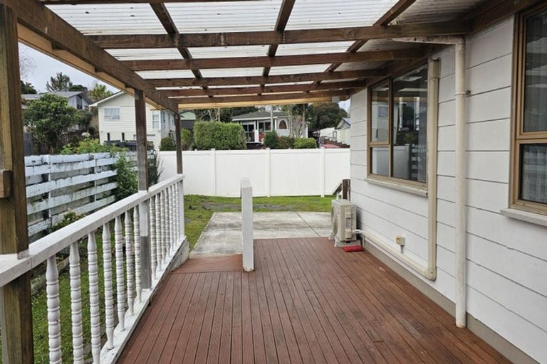 Photo of property in 13 Waari Avenue, Sunnyvale, Auckland, 0612
