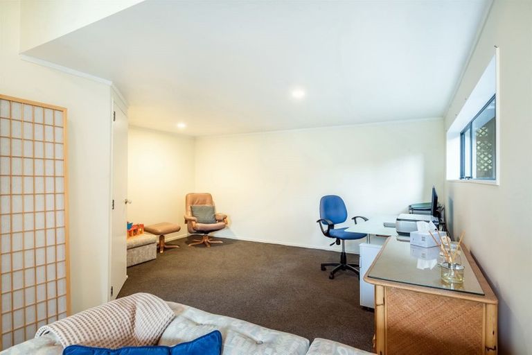 Photo of property in 2/6 Stoneleigh Court, Sunnynook, Auckland, 0632