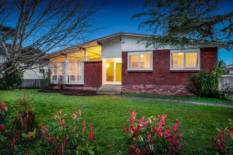 Photo of property in 13 Pendlebury Street, Green Bay, Auckland, 0604