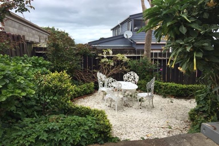 Photo of property in 19 Sunnynook Road, Forrest Hill, Auckland, 0620