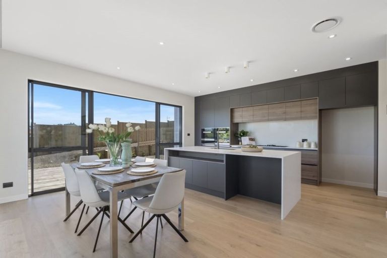 Photo of property in 8 Luff Place, Long Bay, Auckland, 0630