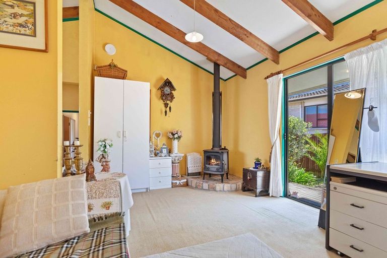 Photo of property in 2/11 Parramatta Place, Botany Downs, Auckland, 2010