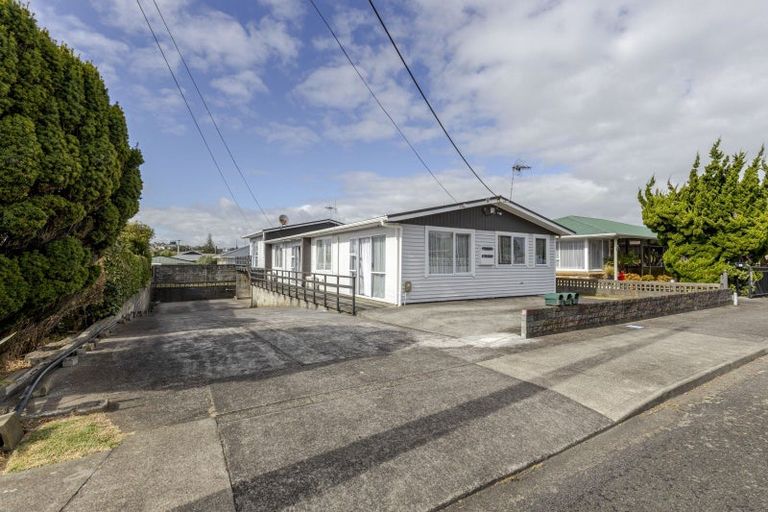 Photo of property in 8 Simons Street, Moturoa, New Plymouth, 4310