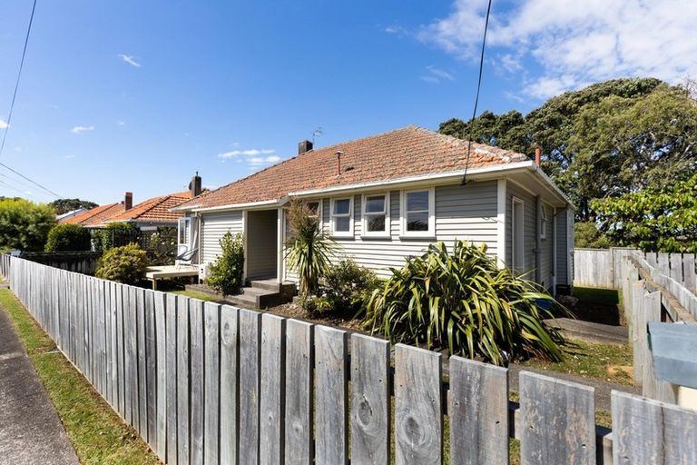 Photo of property in 121 Frankley Road, Frankleigh Park, New Plymouth, 4310