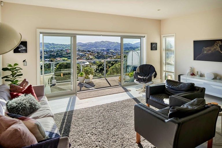 Photo of property in 10 Madeira Close, Whitby, Porirua, 5024