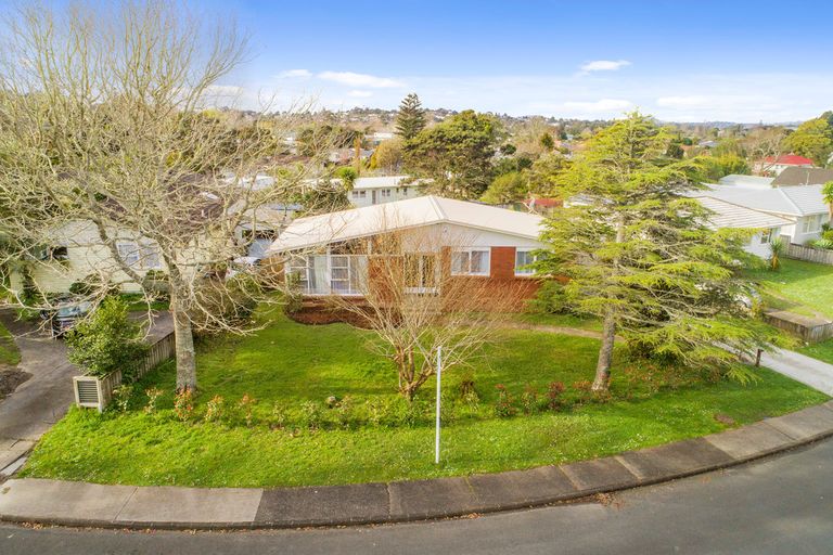 Photo of property in 13 Pendlebury Street, Green Bay, Auckland, 0604