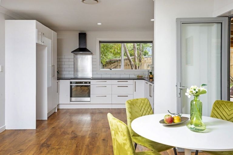 Photo of property in 22 St Catherine Crescent, West Harbour, Auckland, 0618