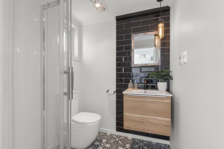 Photo of property in 1 Athlone Place, Hokowhitu, Palmerston North, 4410