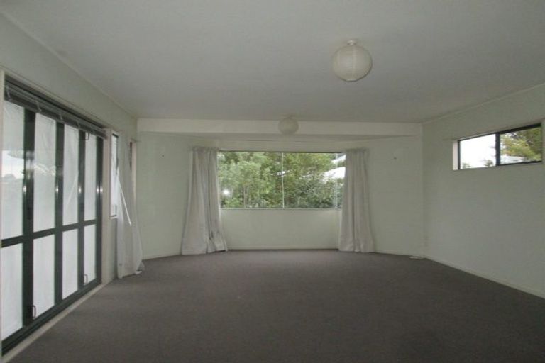 Photo of property in 12a Kiteroa Terrace, Rothesay Bay, Auckland, 0630