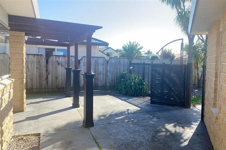 Photo of property in 76 Guildford Drive, Paraparaumu, 5032