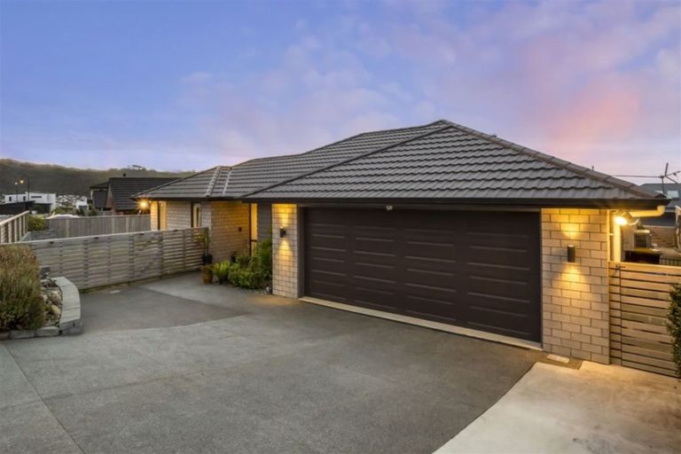 Photo of property in 82 Queen Charlotte Drive, Aotea, Porirua, 5024