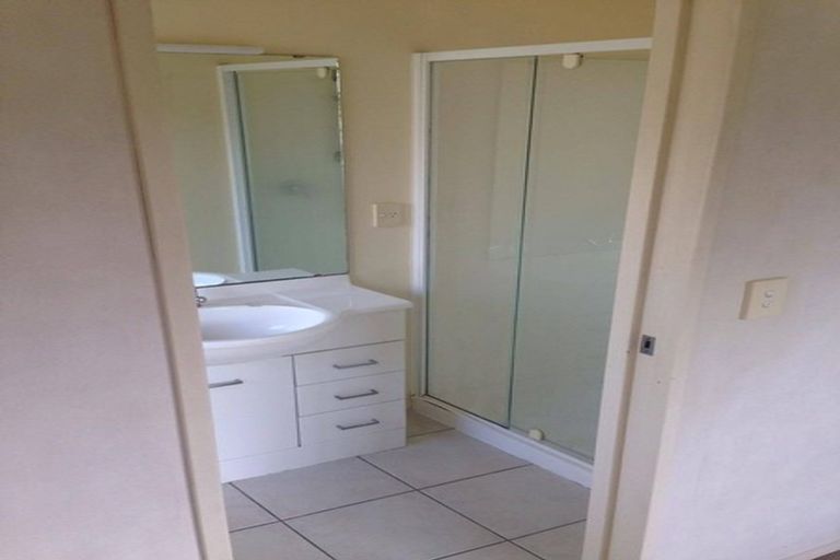 Photo of property in 98 Riverton Drive, Randwick Park, Auckland, 2105