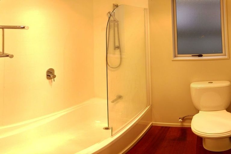 Photo of property in 8 Durham Street, Te Atatu Peninsula, Auckland, 0610