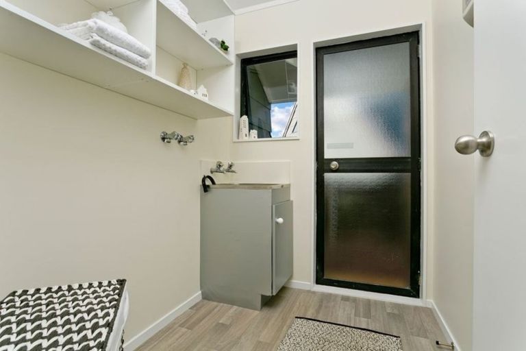 Photo of property in 12 Sunward Rise, Glenfield, Auckland, 0629