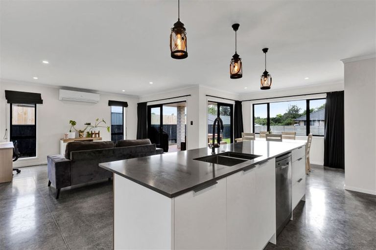 Photo of property in 15 Frederick Place, Whalers Gate, New Plymouth, 4310