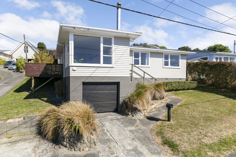 Photo of property in 15 Kahikatea Grove, Paparangi, Wellington, 6037