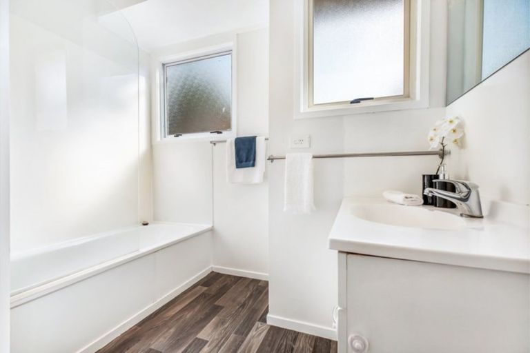 Photo of property in 42 Vina Place, Massey, Auckland, 0614