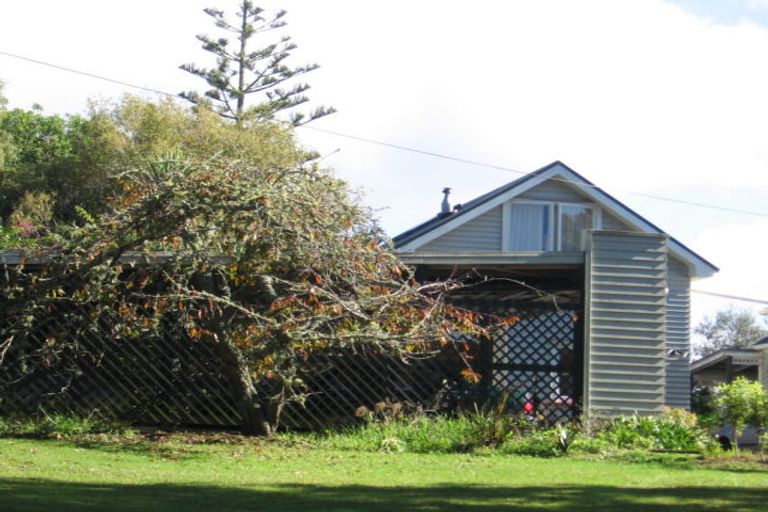 Photo of property in 1/107 Konini Road, Titirangi, Auckland, 0604