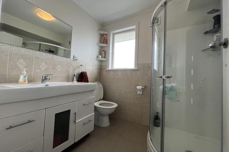 Photo of property in 1 Gaede Terrace, Sunnyvale, Auckland, 0612