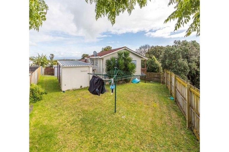 Photo of property in 2/6 Bundena Place, Clendon Park, Auckland, 2103