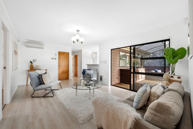 Photo of property in 57 Dalwhinnie Parade, Highland Park, Auckland, 2010