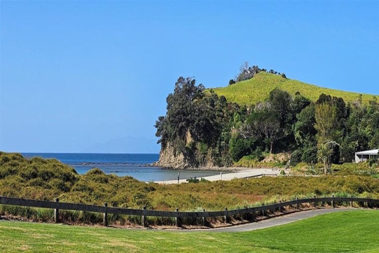 Photo of property in 39 Taumata Road, Omaha, 0986