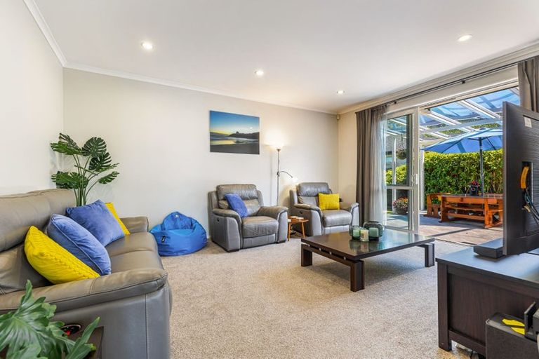 Photo of property in 17 Larmer Drive, Kumeu, 0810