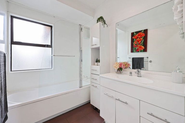 Photo of property in 2/34 Tupaki Place, Pakuranga Heights, Auckland, 2010