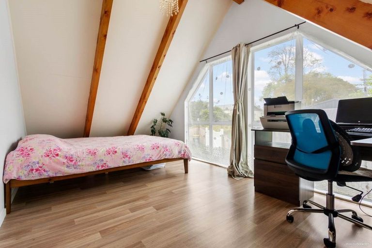 Photo of property in 121a Seabrook Avenue, New Lynn, Auckland, 0600