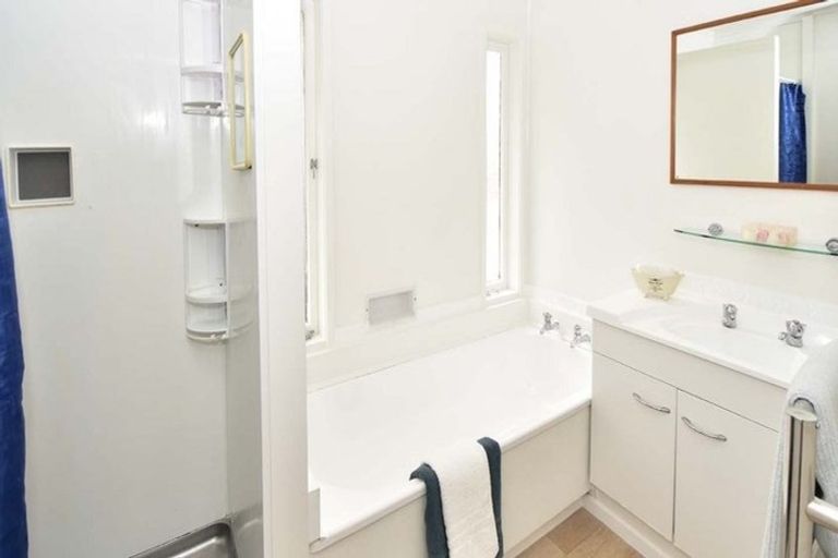 Photo of property in 1/546 Glenfield Road, Glenfield, Auckland, 0629