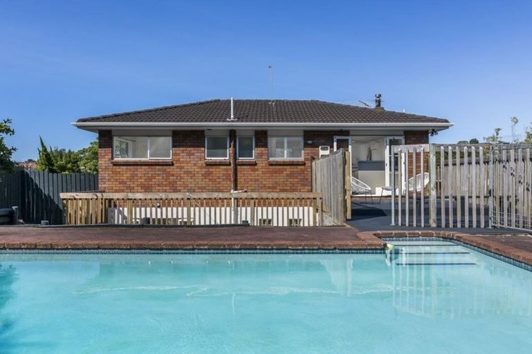 Photo of property in 100 Stapleford Crescent, Browns Bay, Auckland, 0630