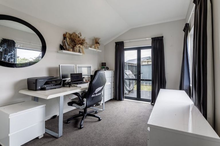 Photo of property in 85 Becker Drive, Weymouth, Auckland, 2103