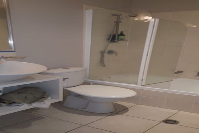 Photo of property in 9e Clearwater Cove, West Harbour, Auckland, 0618