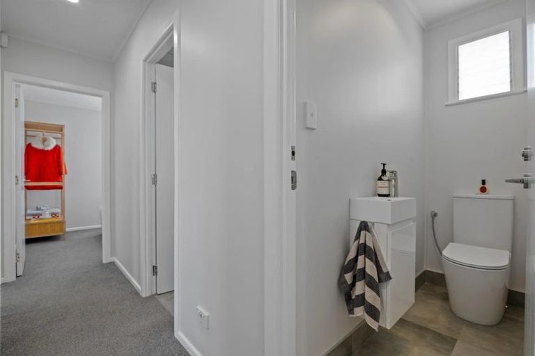 Photo of property in 5 Wallace Road, Mangere Bridge, Auckland, 2022