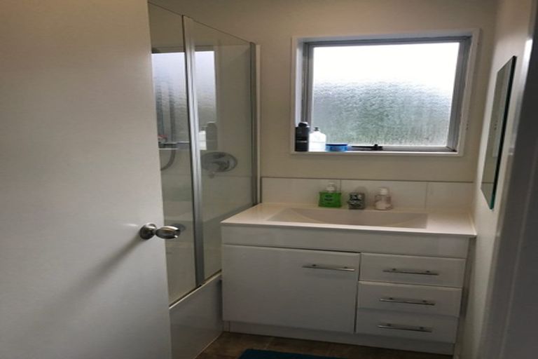 Photo of property in 2/48 Sandgate Avenue, Botany Downs, Auckland, 2010