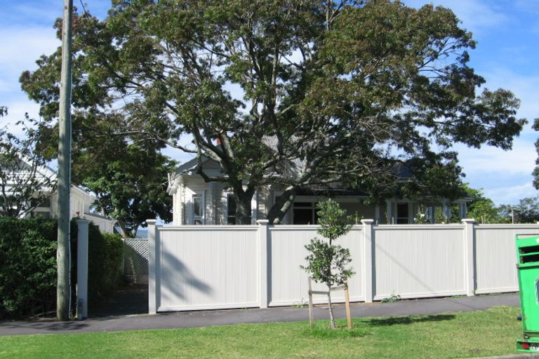Photo of property in 2/3a First Avenue, Stanley Point, Auckland, 0624