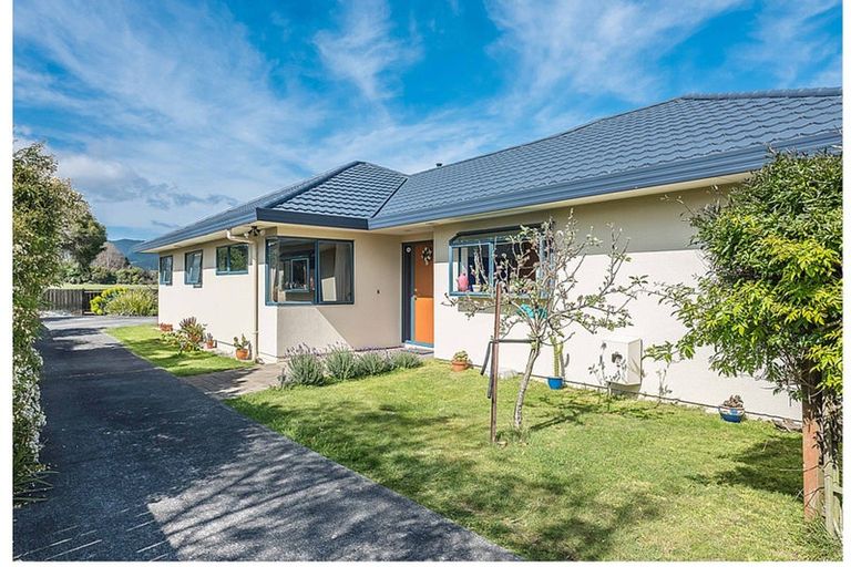 Photo of property in 8 Leigh Place, Paraparaumu Beach, Paraparaumu, 5032