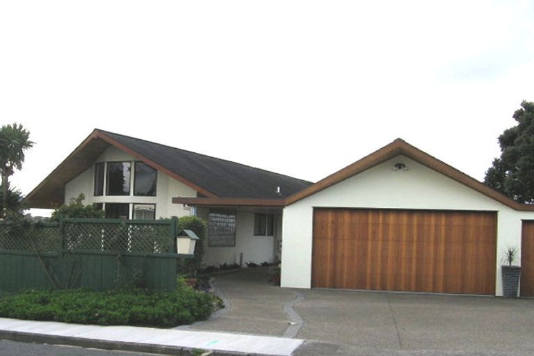 Photo of property in 36 Dawnhaven Drive, Te Atatu Peninsula, Auckland, 0610