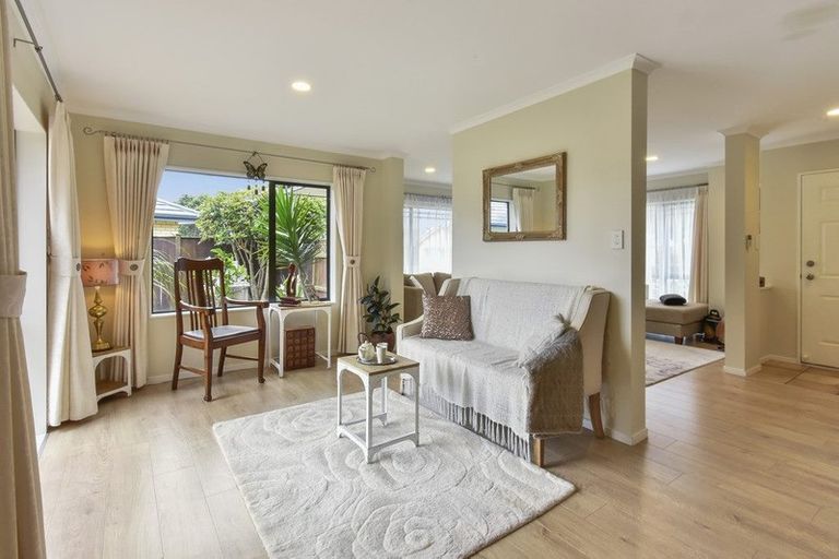 Photo of property in 4 Croftview Road, Wattle Downs, Auckland, 2103