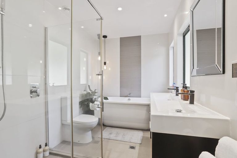 Photo of property in 13a Avonleigh Road, Green Bay, Auckland, 0604