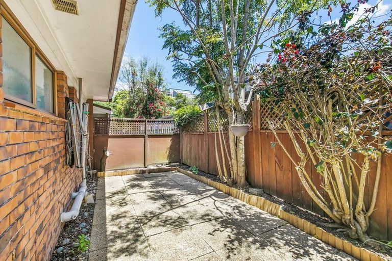 Photo of property in 2/83 Uxbridge Road, Cockle Bay, Auckland, 2014