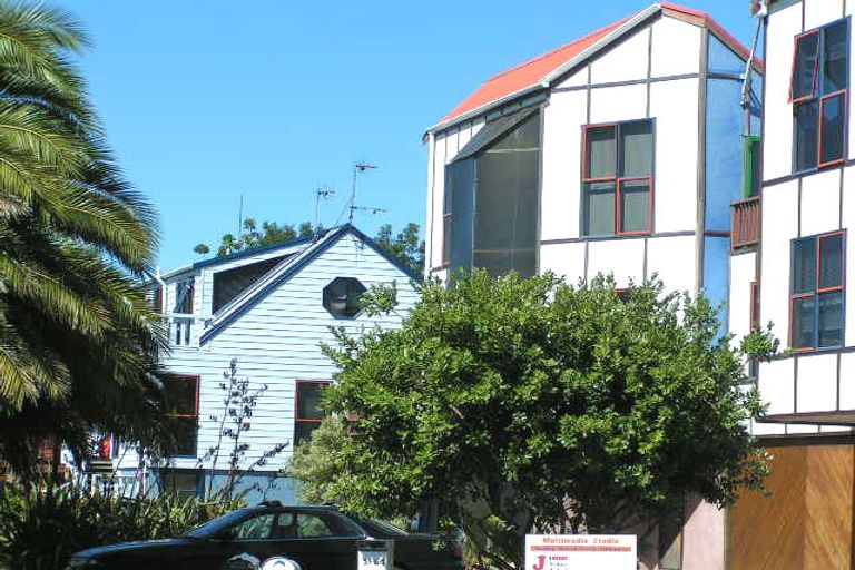 Photo of property in 1/50 Onewa Road, Northcote Point, Auckland, 0627