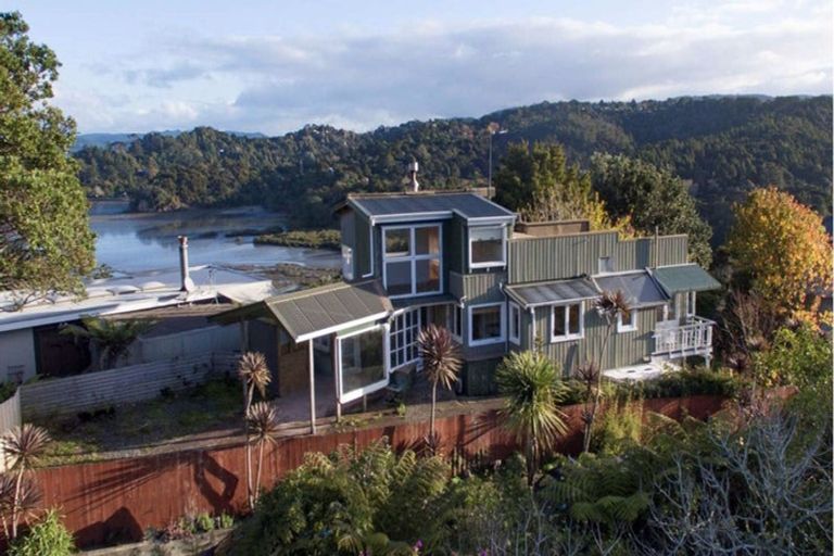 Photo of property in 741 South Titirangi Road, Titirangi, Auckland, 0604