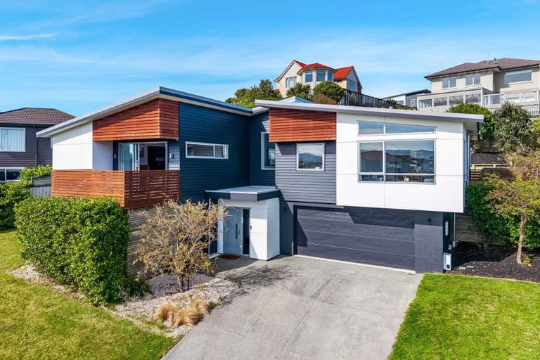 Photo of property in 7 Aoraki Rise, Aotea, Porirua, 5024